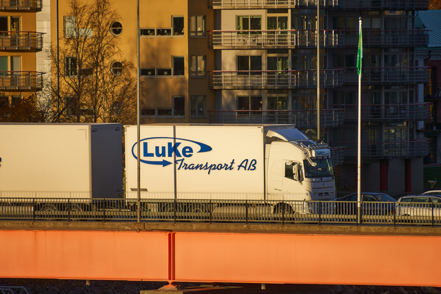 Tamron 18-300 Sony E_25w.jpg