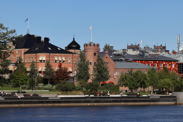 Canon EOS R10_7w.jpg