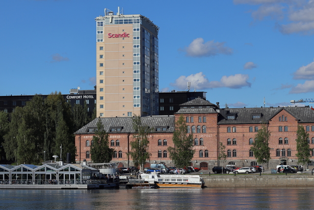 Canon EOS R10_5w.jpg