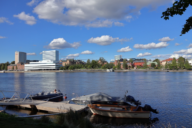 Canon EOS R10_1w.jpg