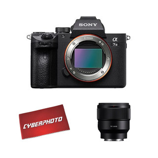 A7 III kamerahus med FE 85mm f/1,8 och microfiberduk