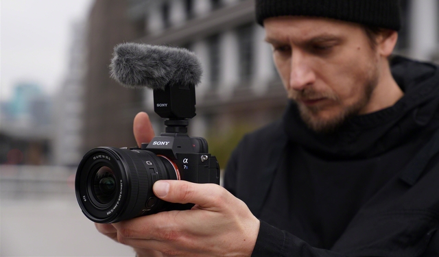 3. m-PZ Lens_ILCE7S3_movie_shooting-Large.jpg