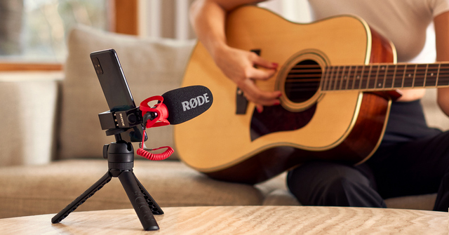 rode-videomicro-II-recording-guitar-girl-mona-vale-9-2022-5464x8192-rgb.jpg