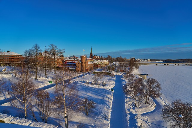 Sony FE 20-70mm f4_8w.jpg